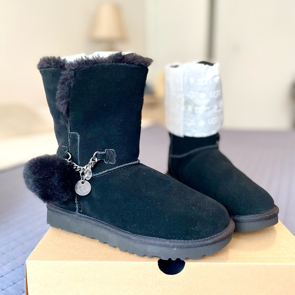 New Ladies UGG Classic Short Charm shoes, size 7, black suede.